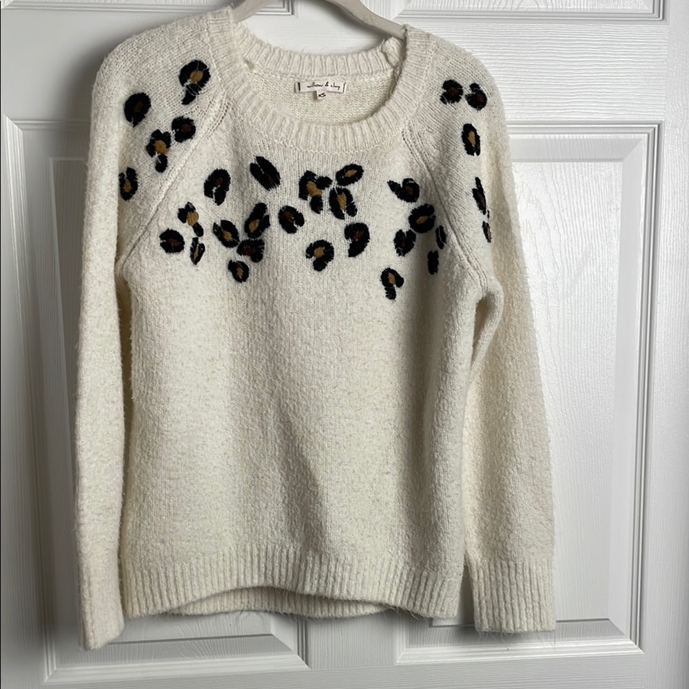 Willow & Clay Leopard Sweater XS Animal Print Cream Crew Long Sleeve